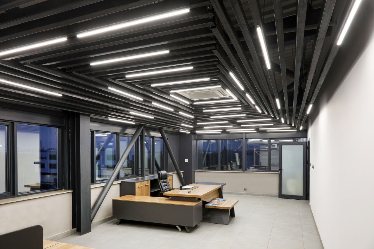 Yüksek Tavanlı Alanlar İçin Uygun Aydınlatma Armatürleri